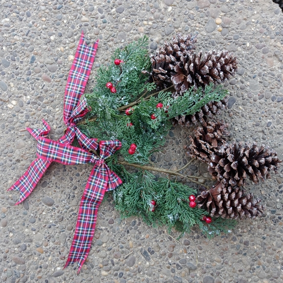 Christmas Teardrop Swag, Large Pine & Pip Berries Needles Winter Swag - Picture 1 of 1